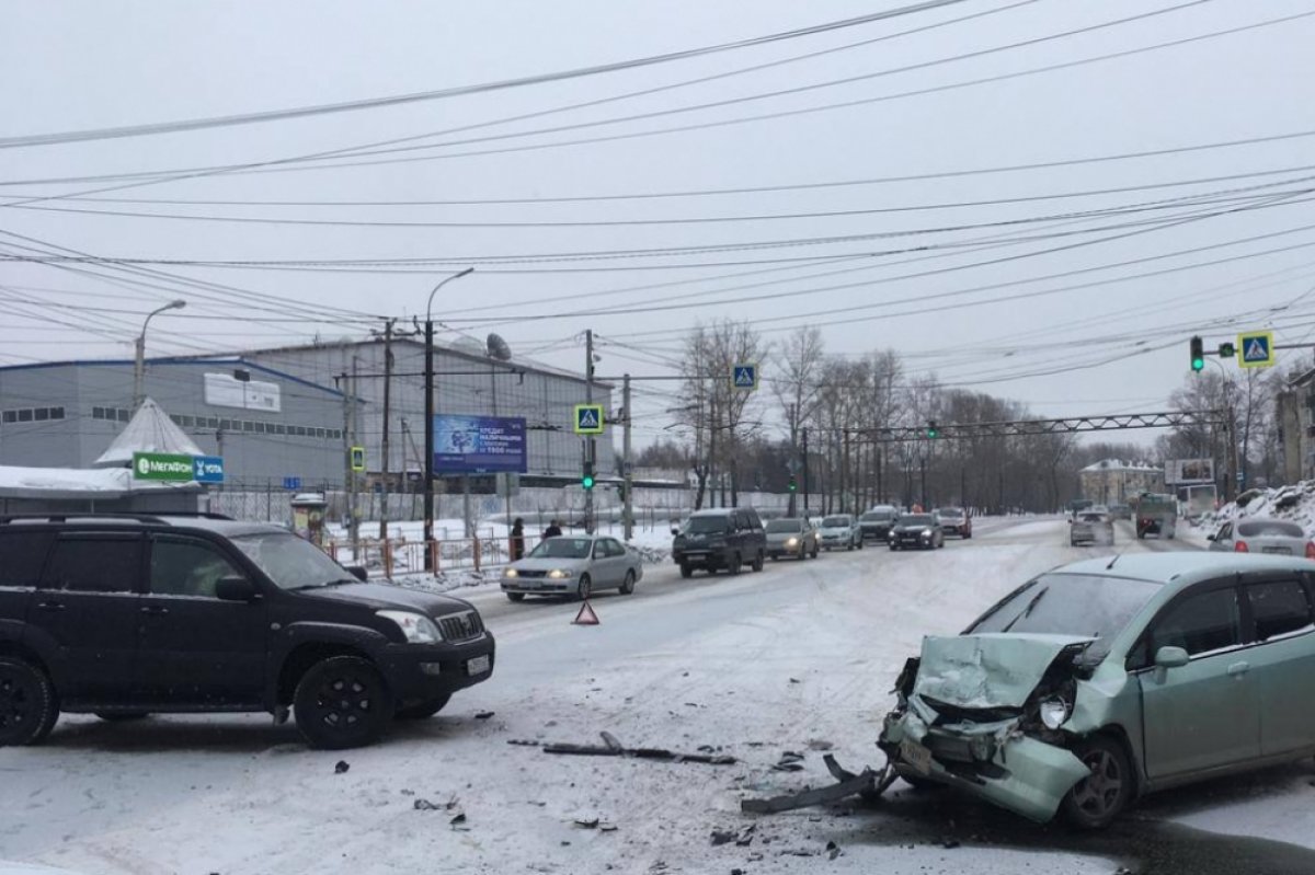 В Хабаровске водитель Honda попал в больницу после ДТП с Toyota | АиФ  Хабаровск