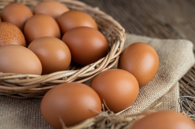 Яйца в Удмуртии стали немного дешевле, цена за десяток упала на 3,3 процента. 