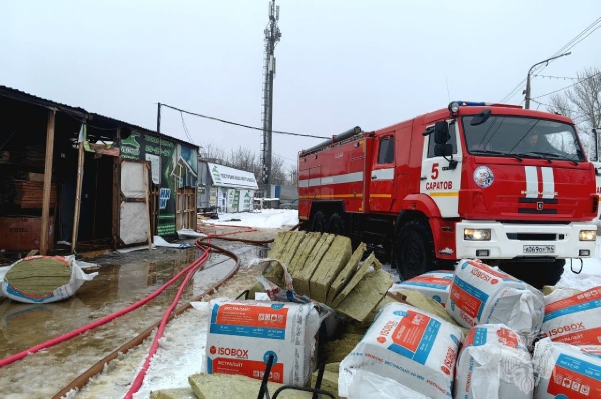 В Саратове тушат металлический склад с пиломатериалами | АиФ Саратов