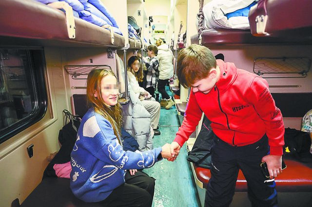 Белгородских школьников, которых не с кем оставить дома, предложили отправить в лагеря в другие регионы.