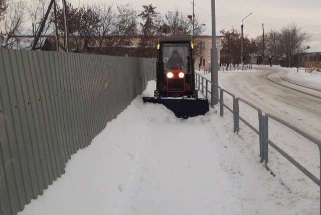 Компактный трактор может проехать даже по узкому тротуару.