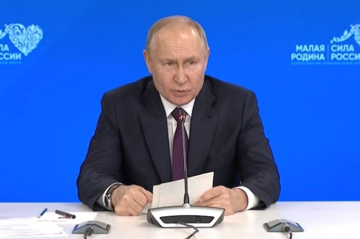 Путин рассказал чиновникам анекдот про сыр с плесенью и сосиски