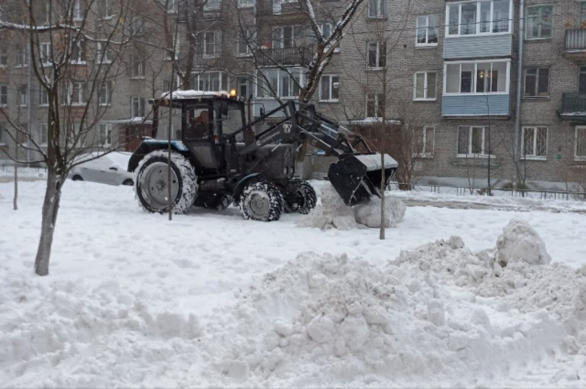 Дорожные службы всю ночь очищали город Омск от снега | АиФ Омск