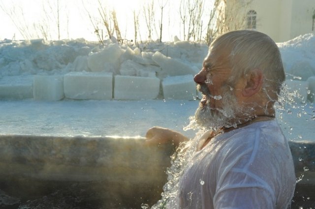 Считается, что крещенская вода обладает целительными свойствами.