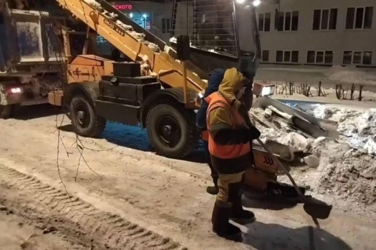 Город-сугроб. Омск так завалило снегом, что коммунальщики не справляются |  АиФ Омск