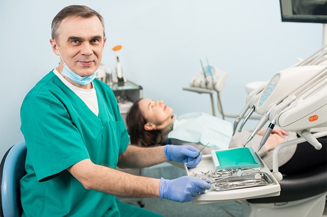 В стоматологии ортопед-хирург может претендовать на 500 тыс. в месяц.