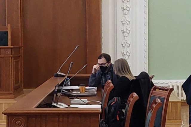 Дмитрий Касинцев со своим адвокатом в зале суда. 