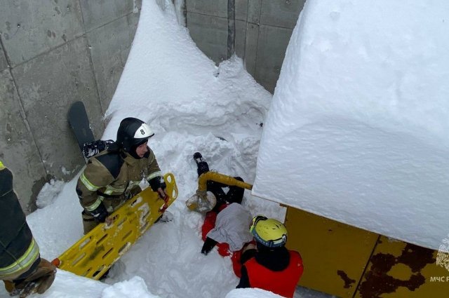 Спасательная операция по вызволению пострадавшего сноубордиста на горнолыжном курорте. 