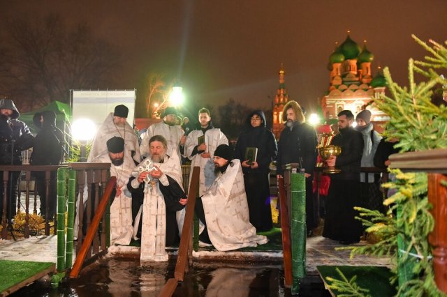 Крещенские купания в Дворцовом пруду в Останкино.