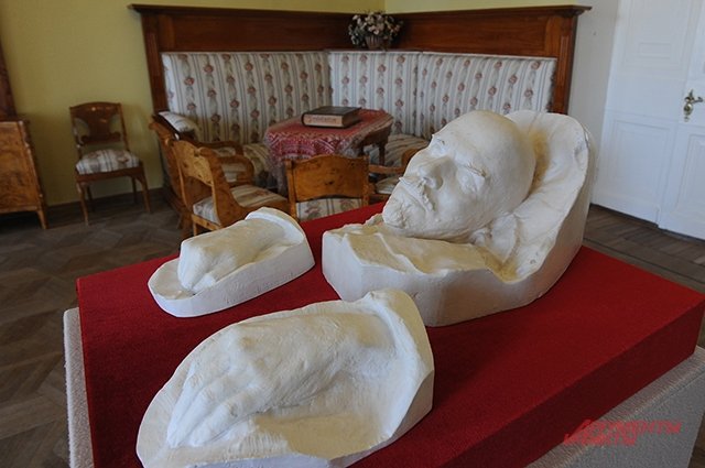 Посмертная маска В.И. Ленина в музее-заповеднике «Горки Ленинские». 