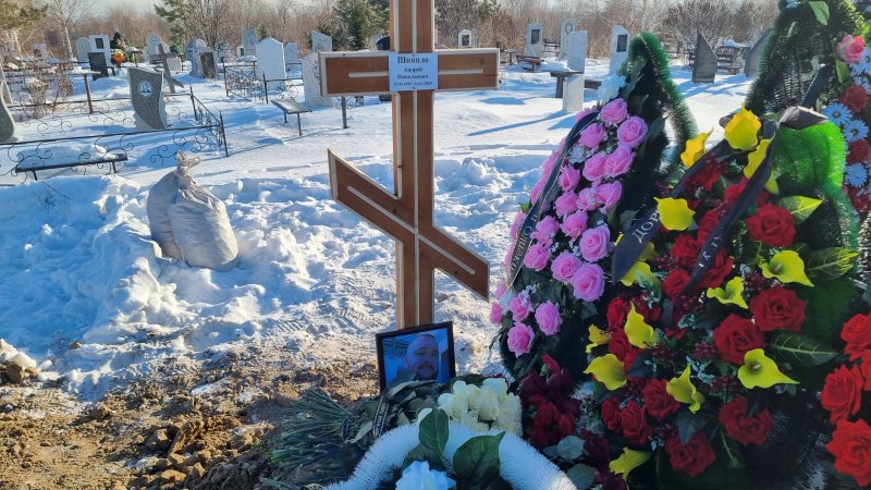 Похоронили сибиряка на Бадалыкском кладбище Красноярска. 