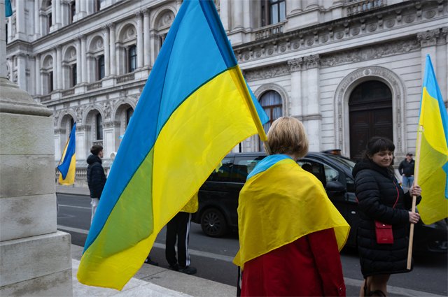 Украинские флаги у резиденции премьер-министра Великобритании