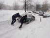 Машины застревают в заваленных снегом дворах. 