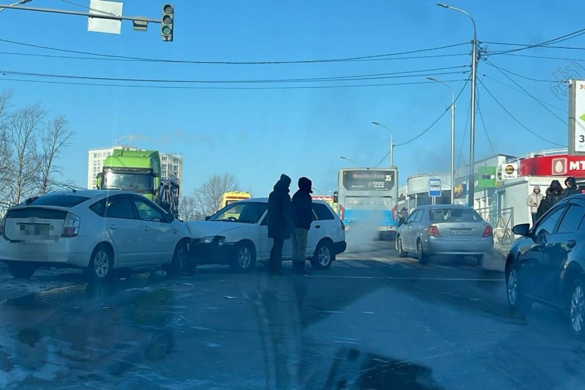 В Хабаровске Toyota врезался во встречный Nissan, двое детей пострадали |  АиФ Хабаровск