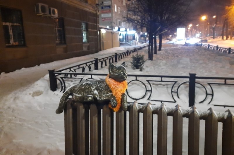 А в Перми есть памятник коту, которого зимой очень жалеют прохожие и греют его, как могут.