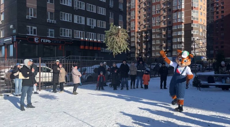 Поддержать участников пришло больше сотни горожан.