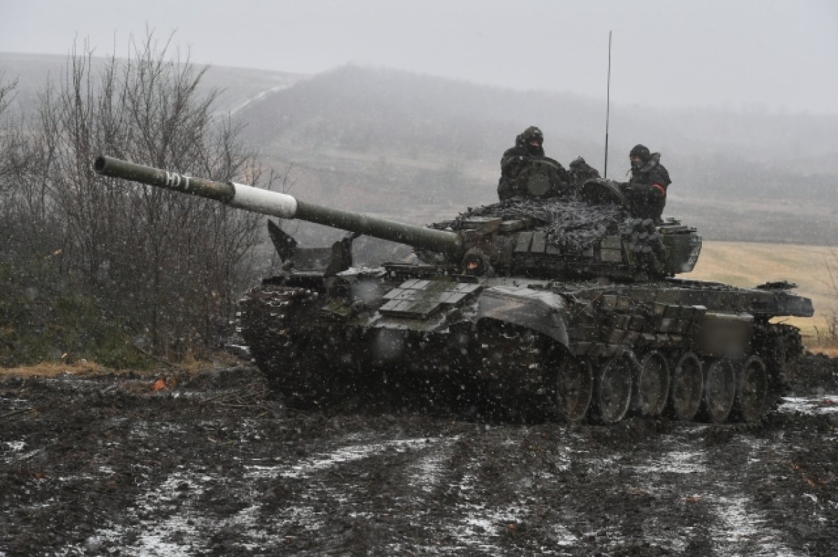 Нападение сво. Танк с танкистом. Подбитые российские танки. Военный танк России. Т-72б гвардия.