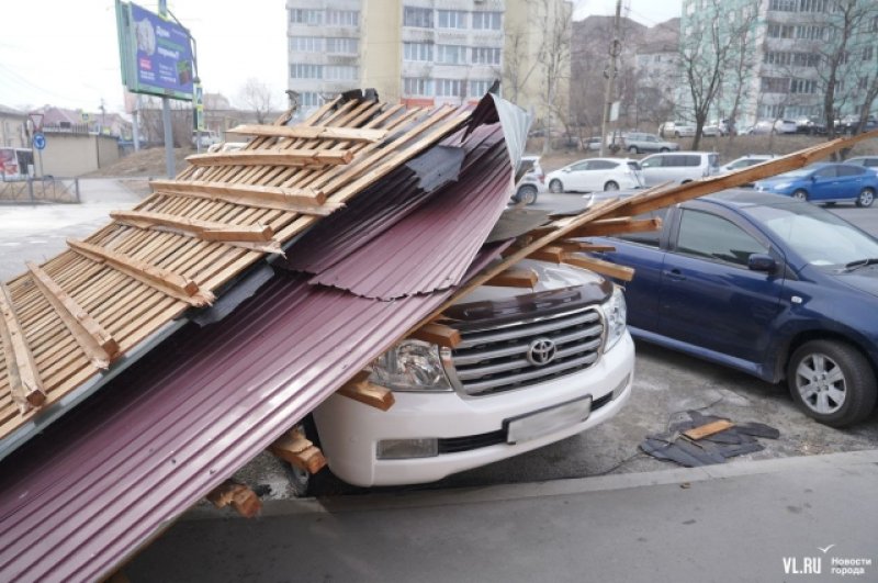 Припаркованный автомобиль накрыло сдутой крышей.