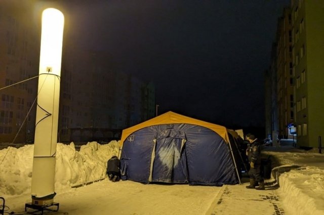 К утру спасатели развернули палатку, где жильцы могут подзарядить телефоны и набрать в термос кипяток.