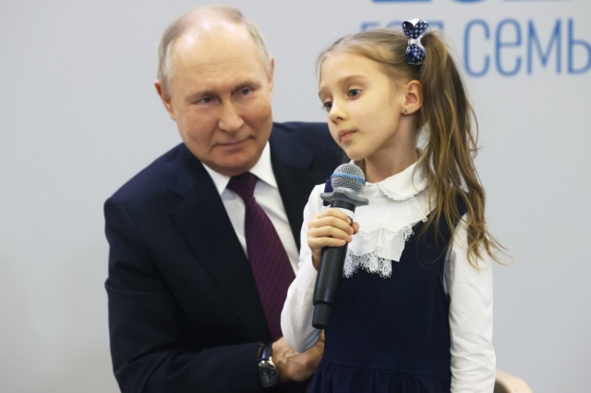 Путину вручили талисман победы, сделанный руками школьников