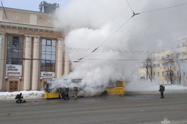 Автобус загорелся на улице Максима Горького, напротив собора Александра Невского.