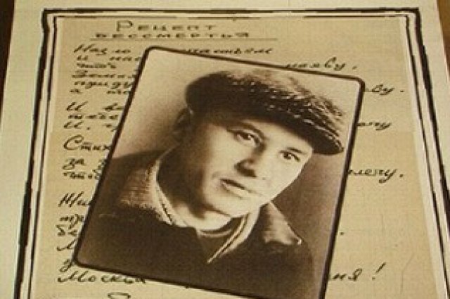 Стихи в жизнь Кутилова, по его признанию, приходят поздно — он начинает писать только в 17 лет.