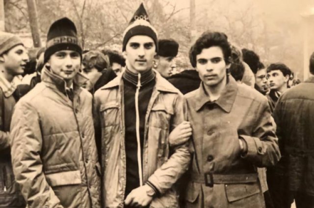 Игорь Артамонов — третий справа, без шапки.