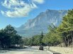  Дорога к Ялте по южнобережному серпантину, считается одной из самых живописных в Крыму. Горы, кажется, нависают над путником. 