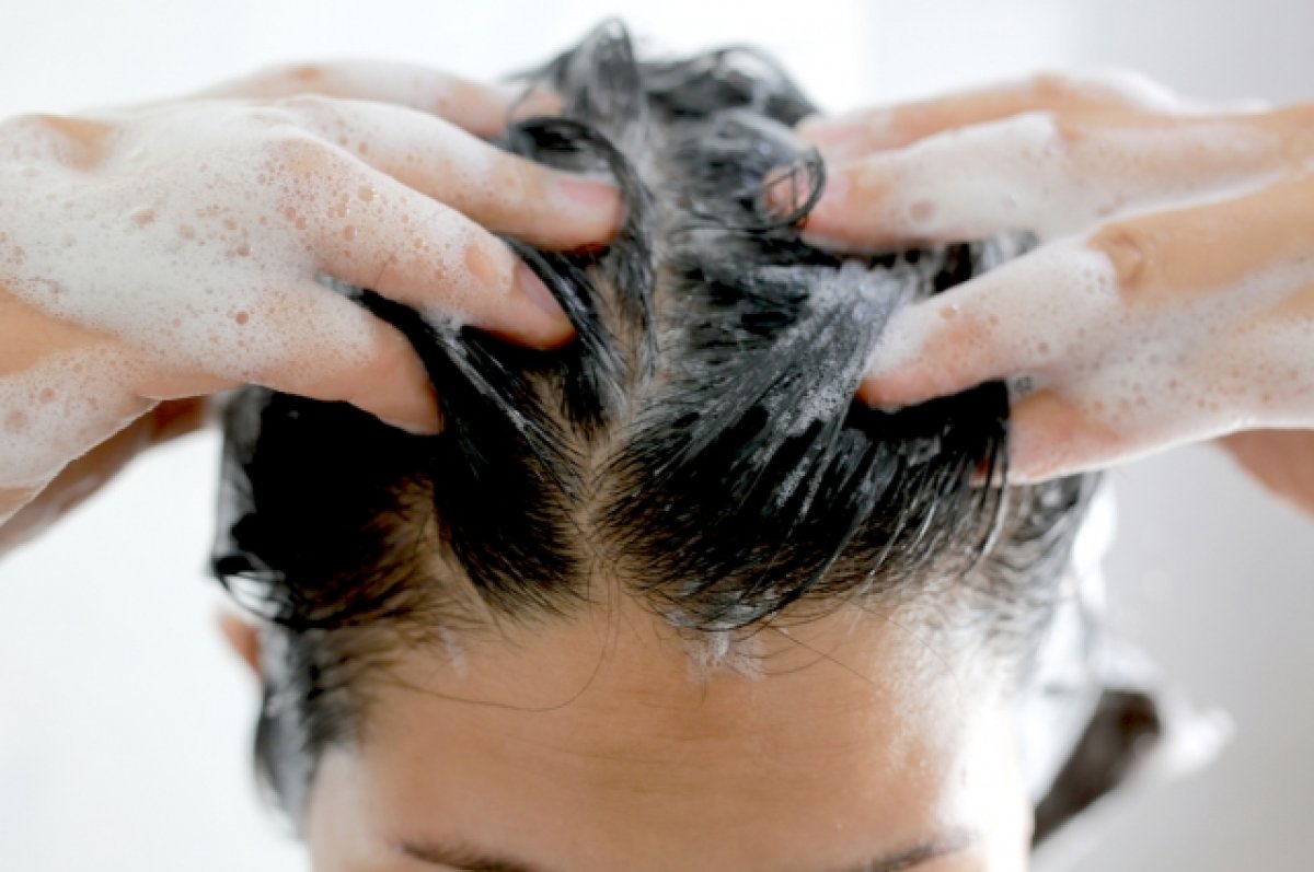 Жирные волосы после мытья что делать. Мытье головы. Мытье волос китайский. Как правильно мыть голову чтобы не было перхоти. Грязная голова картинки.