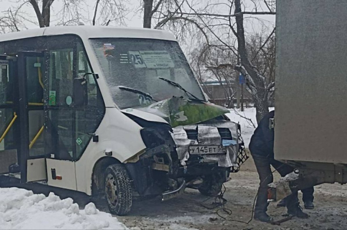 В Омске маршрутка с пассажирами влетела в грузовую ГАЗель | АиФ Омск