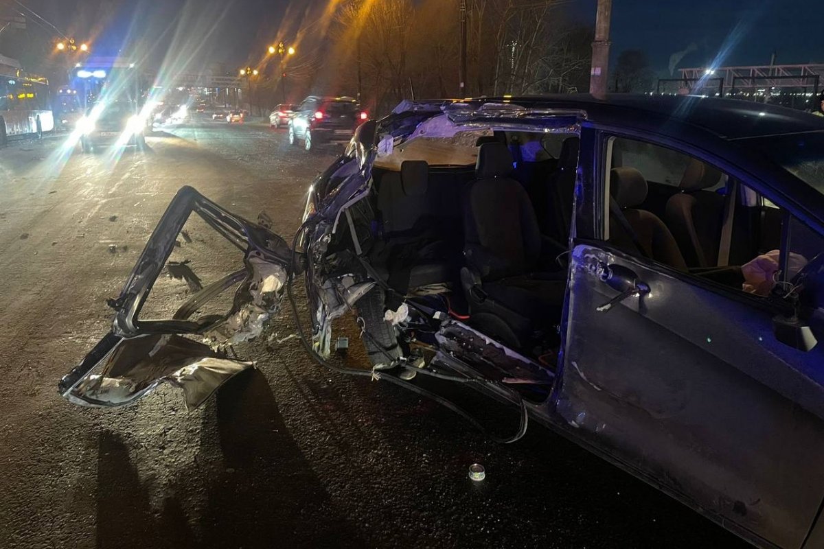 В Хабаровске автомобиль вывернуло наизнанку в жёстком ДТП, пострадали двое  | АиФ Хабаровск