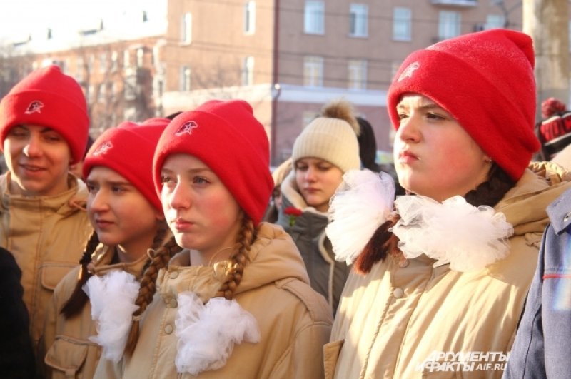 Также здесь юнармейцы.