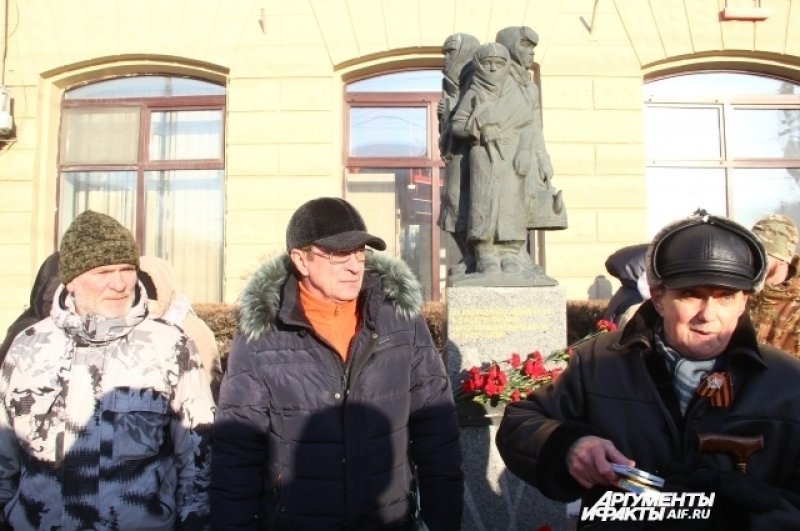 Десятки омичей пришли сами, привели свои детей на митинг.