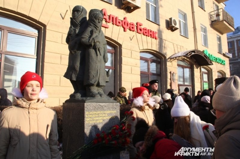 Памятник детям из Ленинграда стоит в самом центре Омска.