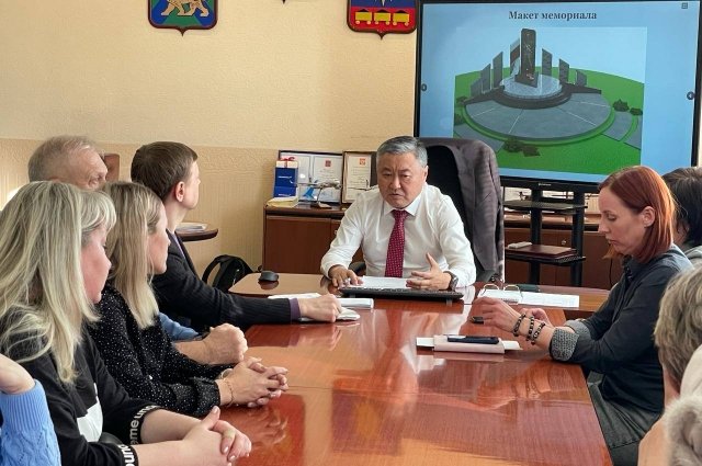 Глава города Артём Вячеслав Квон обсудил с общественниками и семьями проект мемориала.