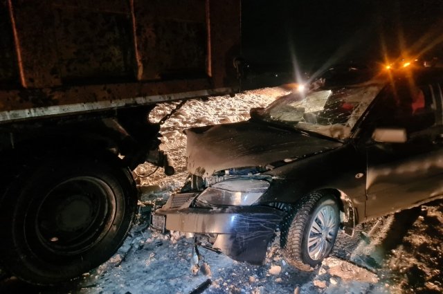 На а 18-м дороги «Завьялово – Гольяны» Mitsubishi Lancer врезался в припаркованный самосвал Shacman. 