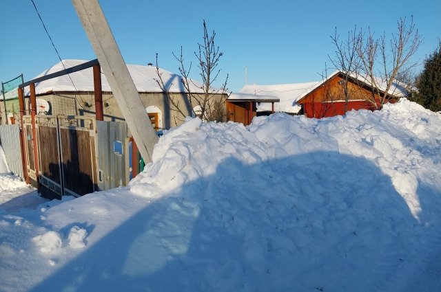В Казани недобросовестные лица сбрасывают снег и мусор на чистые площадки - власти призвали находить и наказывать бессовестных хулиганов.  
