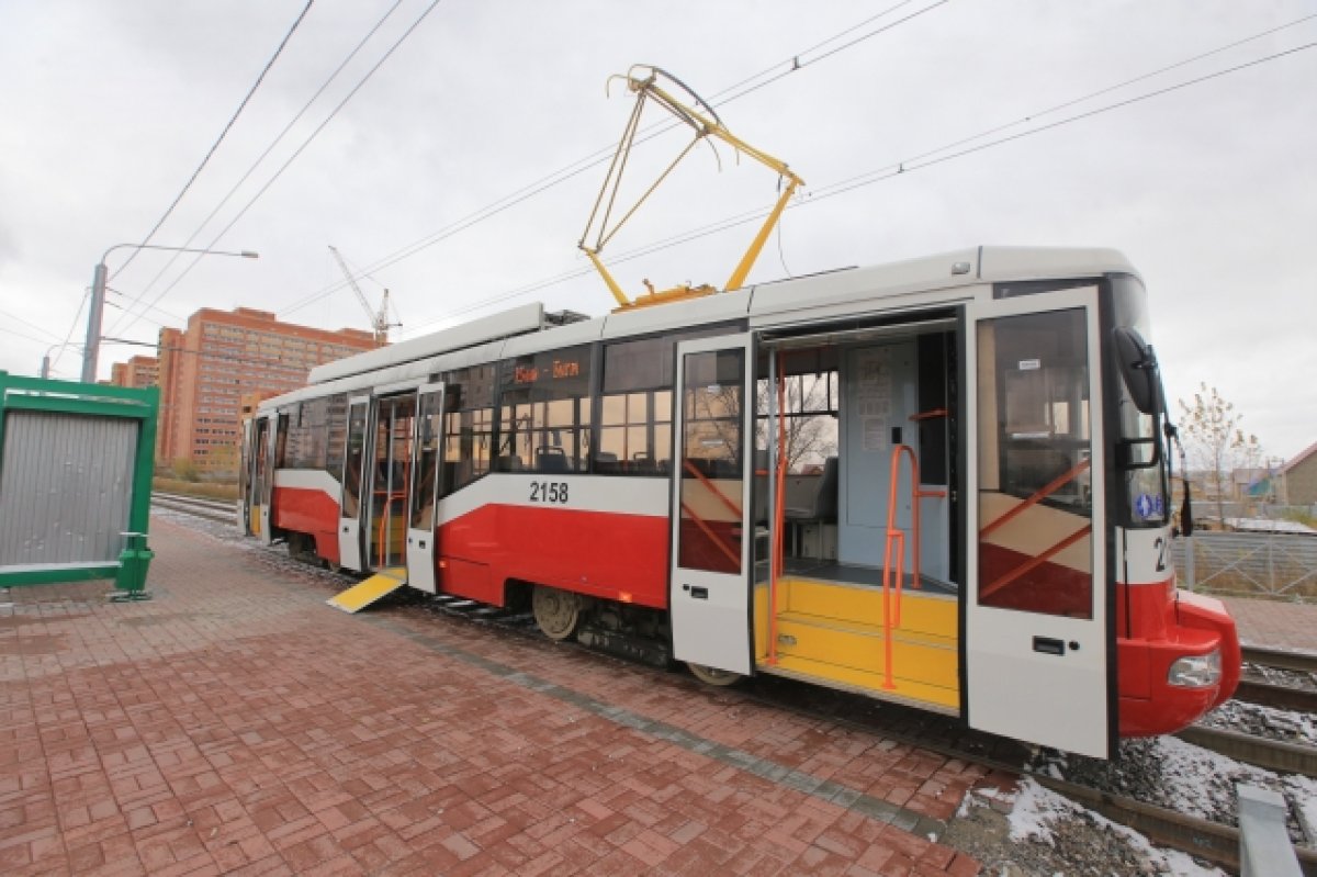 Движение трамваев новосибирск. 10 Трамвай Новосибирск. БКМ новый трамвай 801. Новый трамвай БКМ 2020 года. Трамвай 15 Новосибирск.