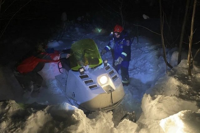 Пока ехали спасатели, ему удалось завести снегоход, но выбраться самостоятельно не получилось.