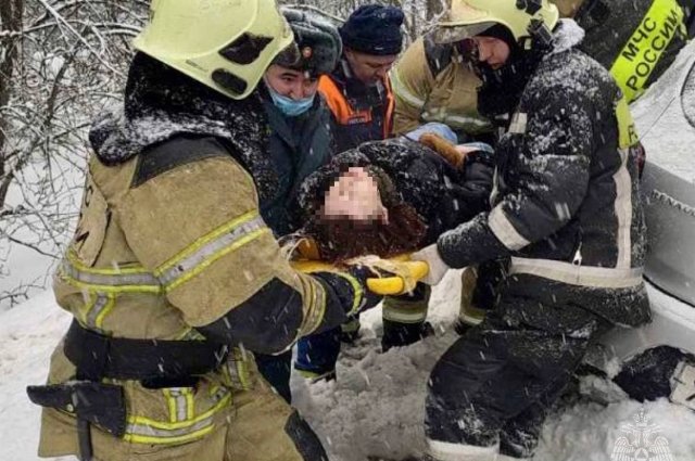 Сотрудники МЧС и Поисково-спасательной Удмуртии достали женщину из автомобиля и передали врачам. 