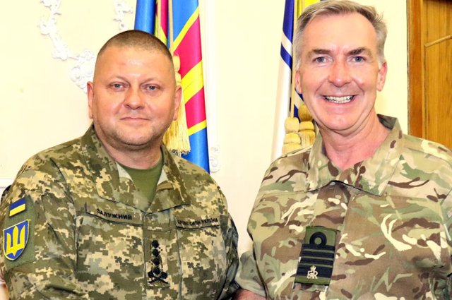 Главнокомандующий ВСУ Валерий Залужный (слева) и начальник Штаба обороны Великобритании адмирал Энтони Радакин.