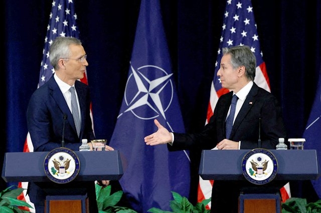 Госсекретарь Энтони Блинкен (справа) на пресс-конференции с генеральным секретарем НАТО Йенсом Столтенбергом