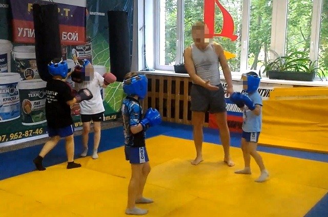 Тренер по кикбоксингу Андрей К. во время занятий с детьми в спортивно-патриотическом клубе. 