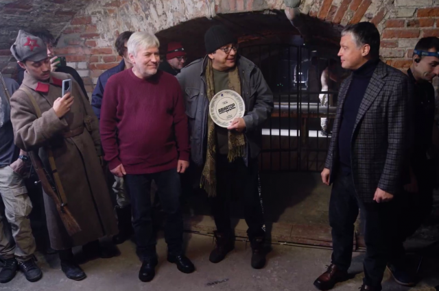 Перед началом съёмок традиционно разбили тарелку.