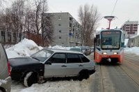 Из-за заваленных снегом обочин автомобилисты бросают свой транспорт чуть ли не на трамвайных рельсах, мешая движению общественного транспорта. 