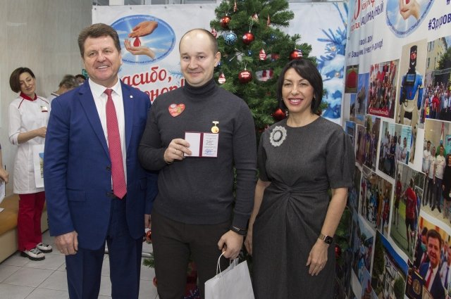 Оренбургский газодобытчик Алексей Белоусов одним из первых в стране получил знак «Почетный донор» нового образца.
