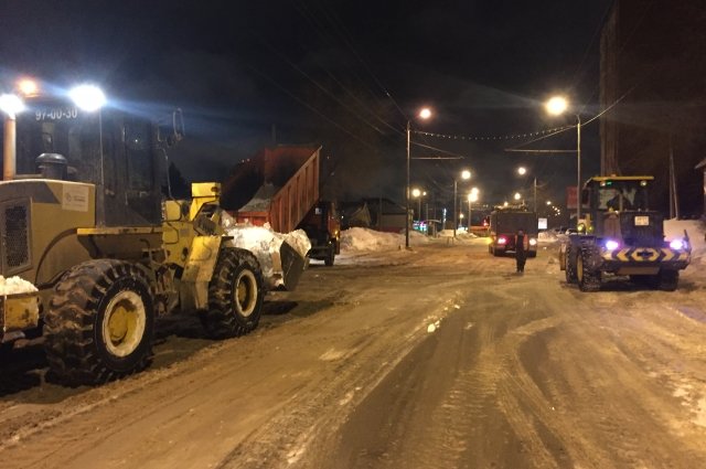 В Оренбурге поручено не снижать темпы вывоза снега