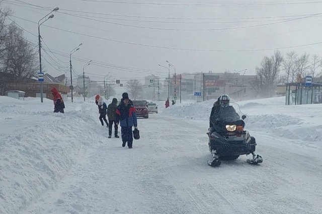 В первые дни после циклона передвигаться по городу можно было либо пешком, либо на снегоходе.