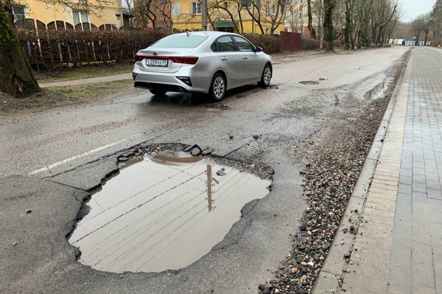 Зимняя дорога. Зимняя дорога. Асфальт зимой. Дорога со снежинкой. Снежная дорога.
