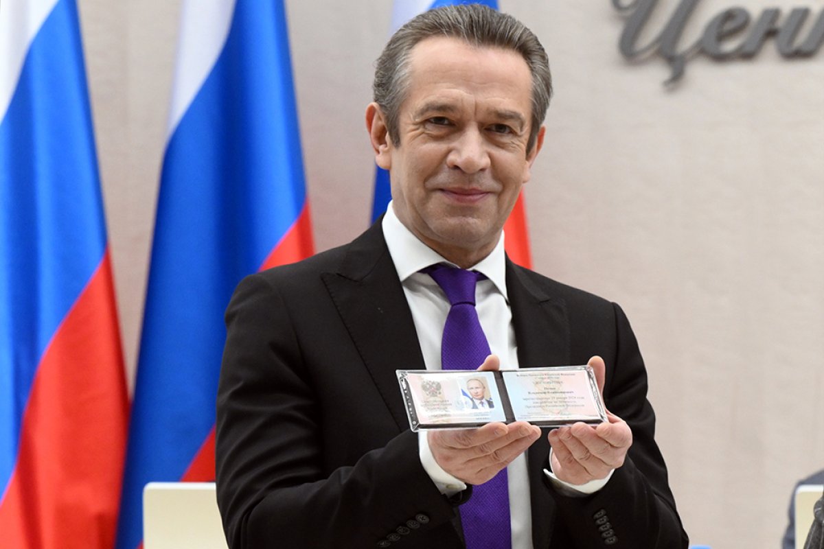 Путин получил от Машкова удостоверение кандидата в президенты